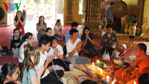Sinh viên Lào, Thái Lan rộn ràng đón Tết cổ truyền - ảnh 1